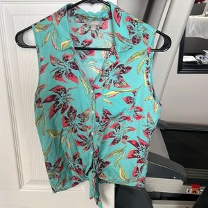 NWOT never worn floral women’s sleeveless collared top